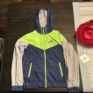 Men’s JACKET NIKE SPORTSWEAR WINDRUNNER
Coastal Blue/ Electric Green/Black Sz S